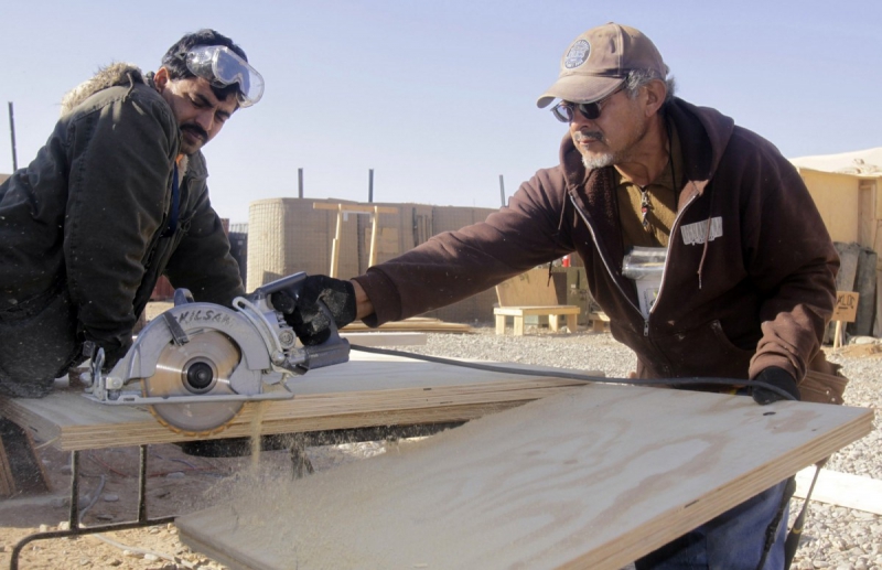 ebeniste-GRASSE-min_men_working_construction_sawing_wood_building_marines_workers_equipment-1064481